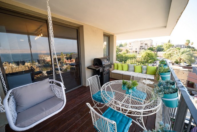 Luxury 2BR + Balcony + Sea view