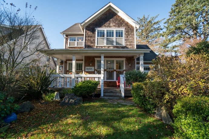 Storybook Beach Cottage 3 Bedrooms 4 Bathrooms Home