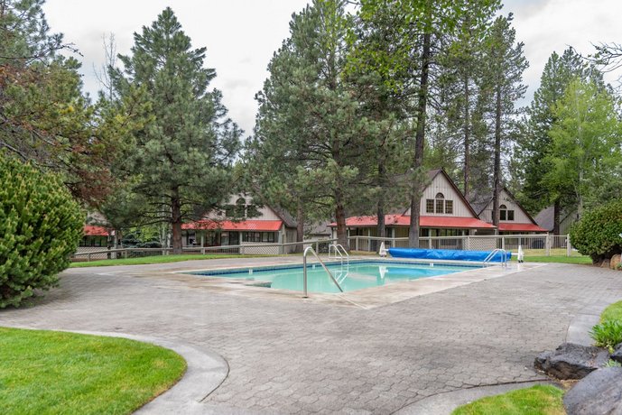 Circle 4 Cabin 2 by Village Properties at Sunriver