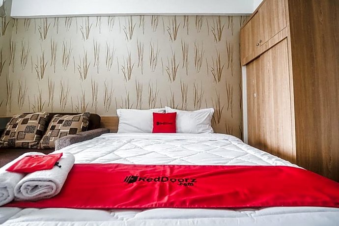 RedDoorz Apartment @ Green Lake View Ciputat