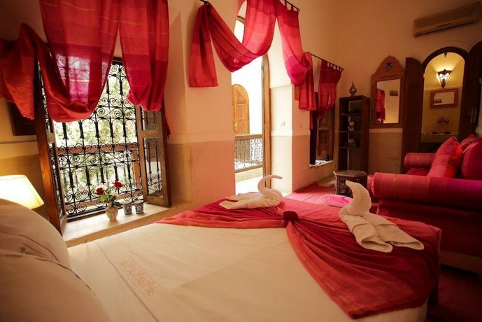 Riad White Flowers