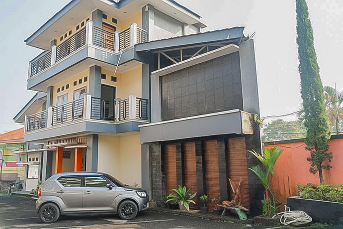 RedDoorz Plus @ Cibogo Puncak 3