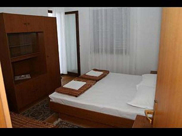 Apartments and rooms Vedra