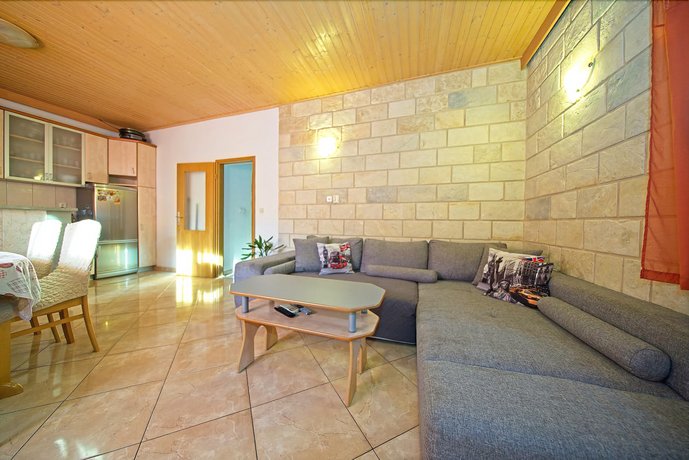 Apartment Zoran Postira