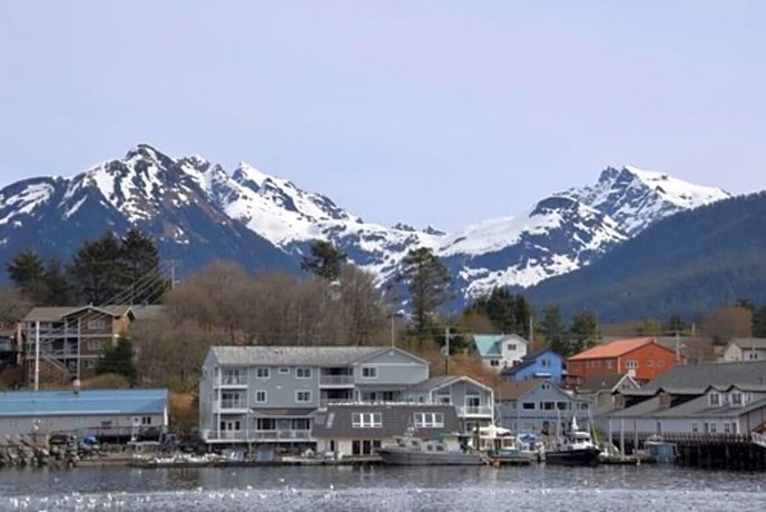 Longliner Lodge and Suites