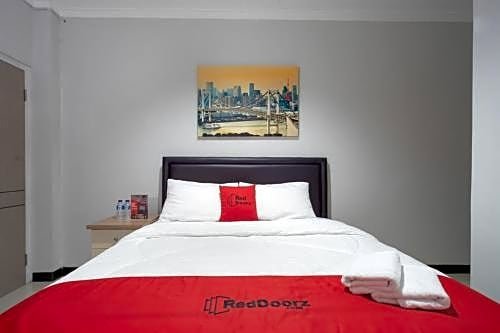 RedDoorz near Botani Square Mall