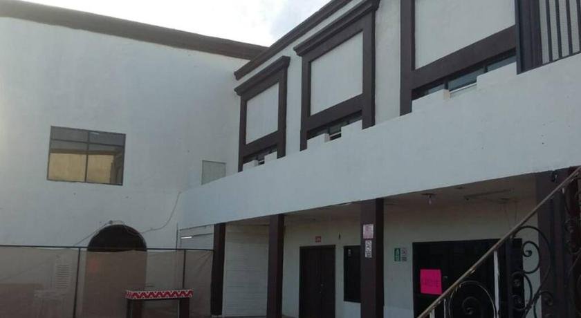 Sleeps 16 People 'Goliath' Super Apartment 2 minutes from Sandy Beach