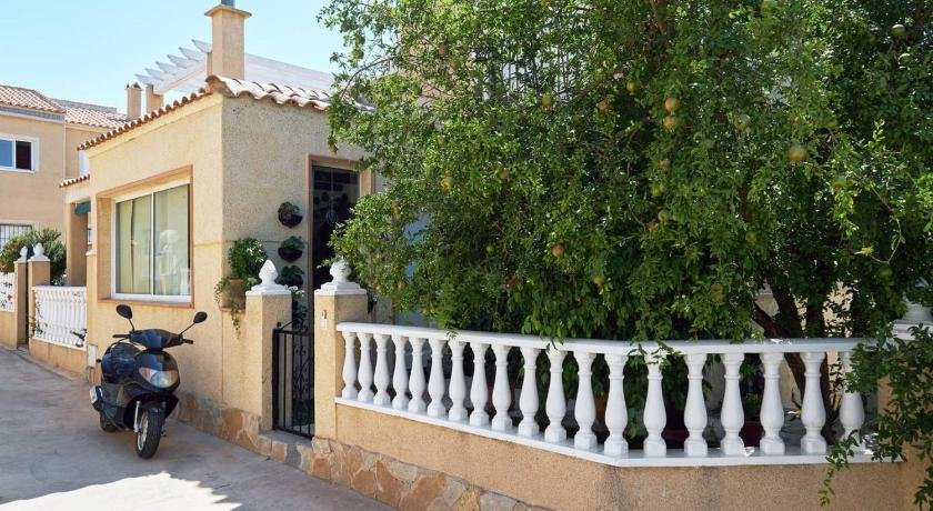 Studio in Torrevieja with shared pool enclosed garden and WiFi 1 km from the beach