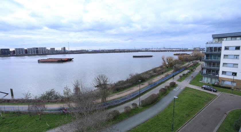 Lovely 2 bed 2 toilet Hill House river view apartment