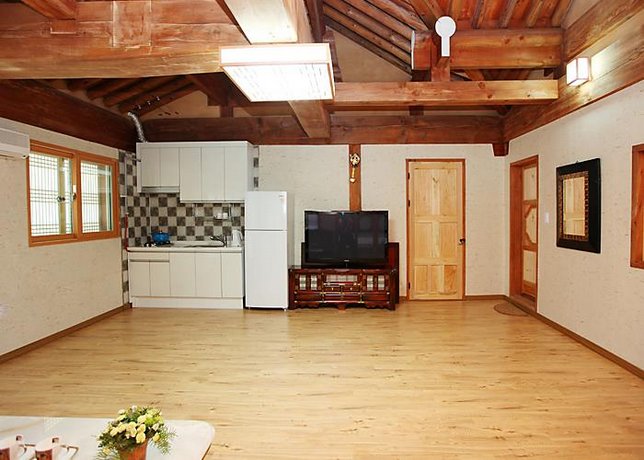 Hongcheon Giwajip View Pension