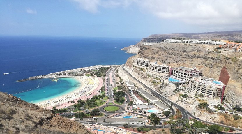 APT with sea view and large swimming pool