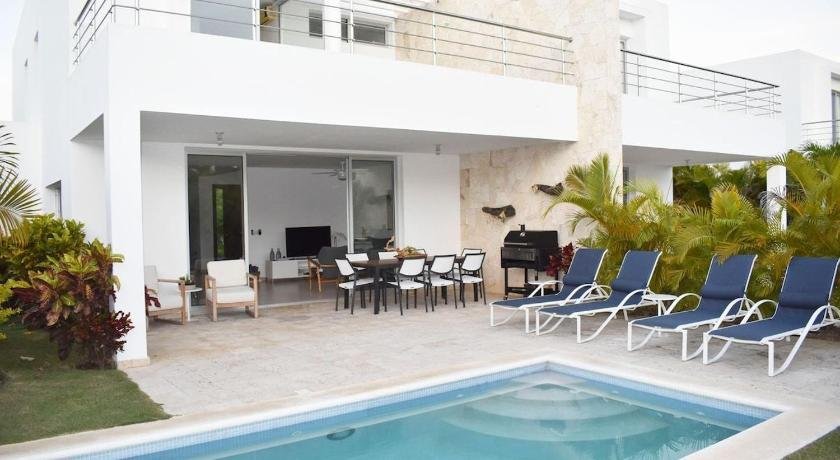 Spacious Villa with Beach Club WiFi & Private Pool