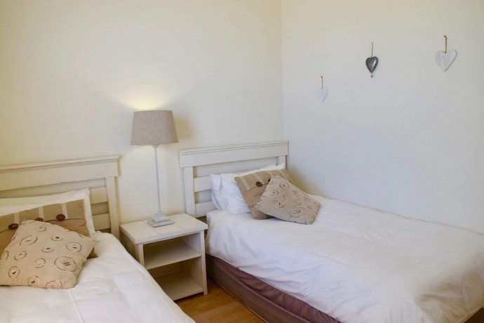 2 Bedroom Apartment Nestled Under Devil's Peak
