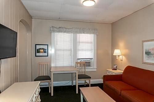 The Admiral Hotel/Motel