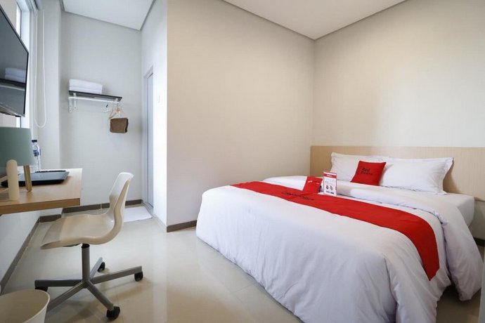 RedDoorz Plus near Mall Pondok Indah