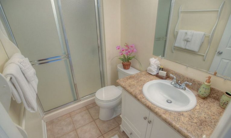 Menehune Shores 225 - Ocean Front 2-Bedroom Air-Conditioned Condo with a Tremendous View