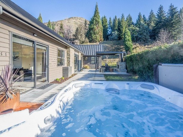 Three Peaks Luxury Villa by MajorDomo