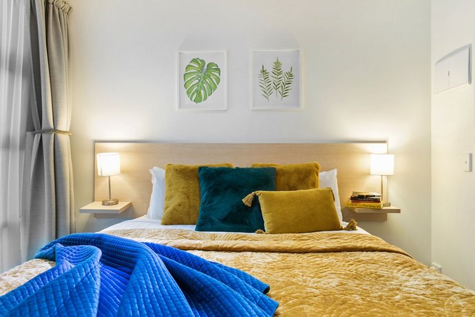 Decorated Central City Apt w/ 2 Bathrooms