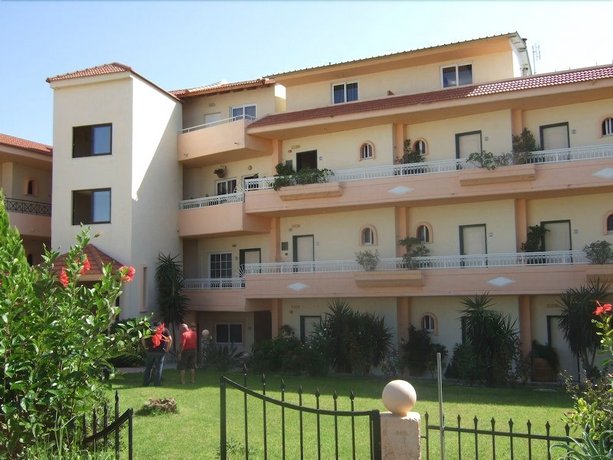 Lyristis Studios & Apartments