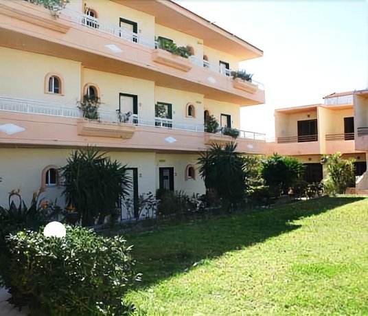 Lyristis Studios & Apartments