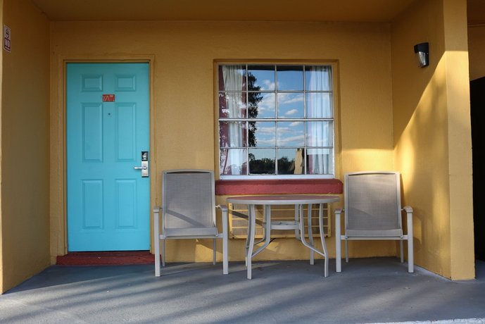 Howard Johnson by Wyndham Lake Front Park Kissimmee Motel
