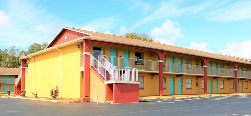 Howard Johnson by Wyndham Lake Front Park Kissimmee Motel