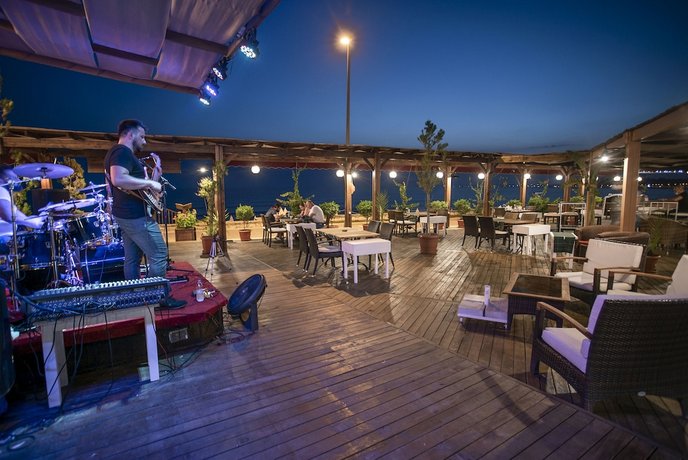 Side Beach Club