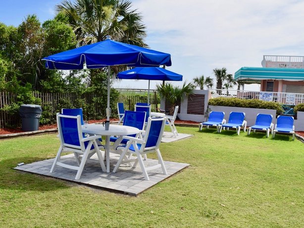 Schooner Beach and Racquet Club by Capital Vacations