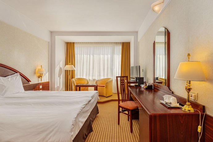 Hotel Aro Palace