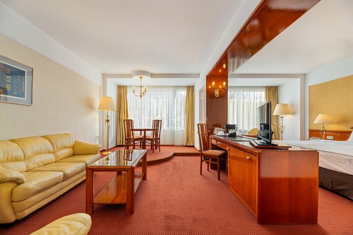 Hotel Aro Palace