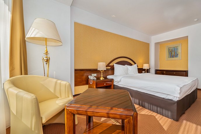Hotel Aro Palace