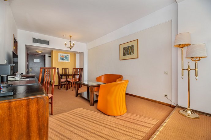 Hotel Aro Palace