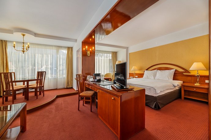 Hotel Aro Palace