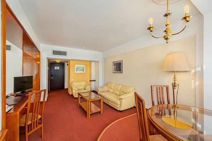 Hotel Aro Palace