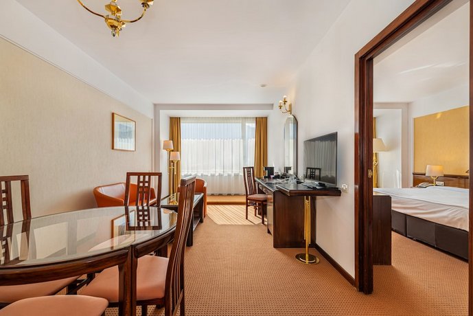Hotel Aro Palace