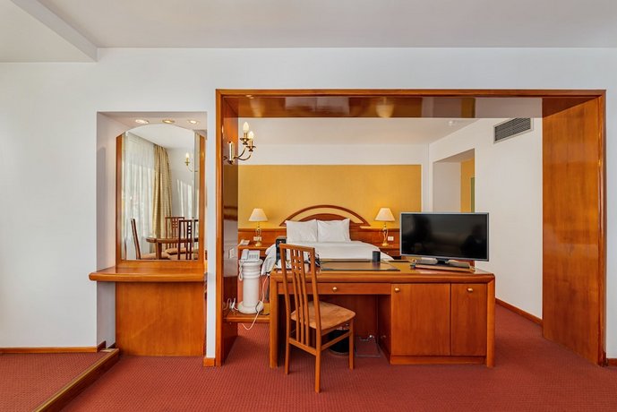 Hotel Aro Palace