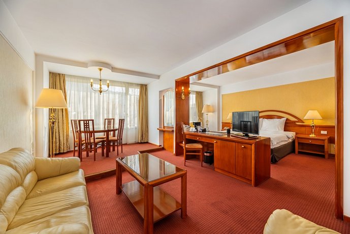 Hotel Aro Palace