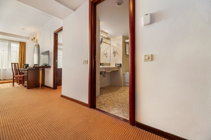 Hotel Aro Palace