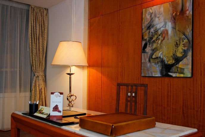 Hotel Aro Palace