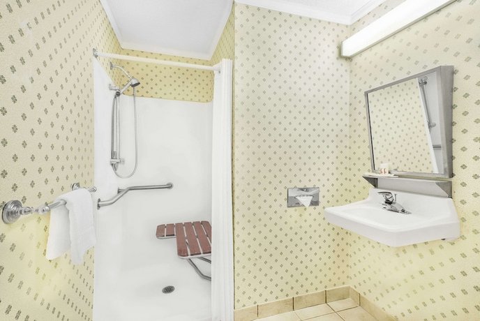 Super 8 by Wyndham Maumee Perrysburg Toledo Area Motel