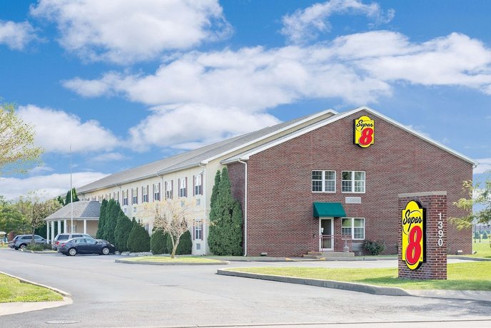 Super 8 by Wyndham Maumee Perrysburg Toledo Area Motel