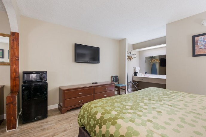 Econo Lodge Inn And Suites East