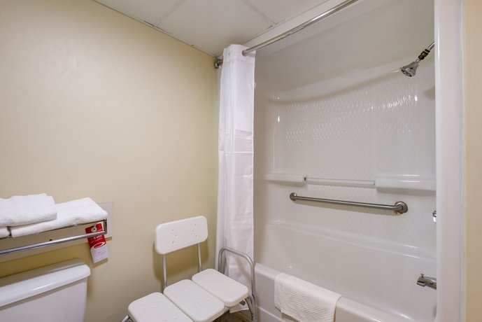 Econo Lodge Inn And Suites East