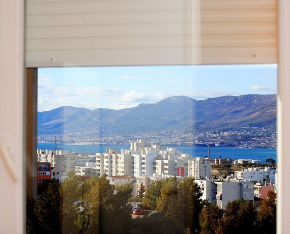 Apartment with 2 bedrooms in Split with enclosed garden and WiFi 2 km from the beach