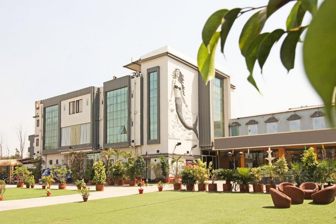 Vatika Premier Hotel 구루드와라 한디 사히브 India thumbnail
