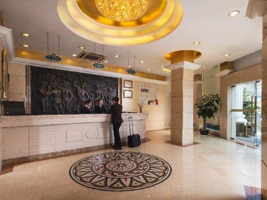Vienna Hotel in Pinghu Square