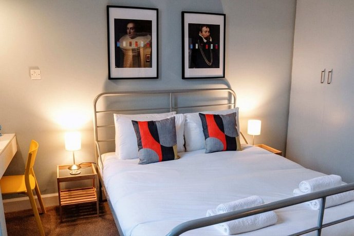 1 Bedroom Apartment In Edinburgh's New Town Sleeps 2