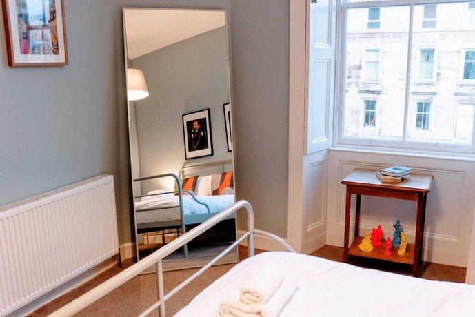 1 Bedroom Apartment In Edinburgh's New Town Sleeps 2