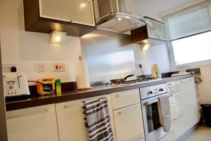 2 Bedroom Apartment With Free Parking Sleeps 4