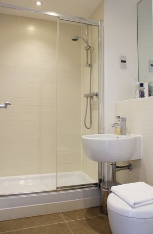 2 Bedroom Apartment With Free Parking Sleeps 4
